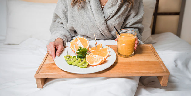 Foods that make you sleepy - Eating foods with sleep promoting nutrients and health benefits to feel sleepy